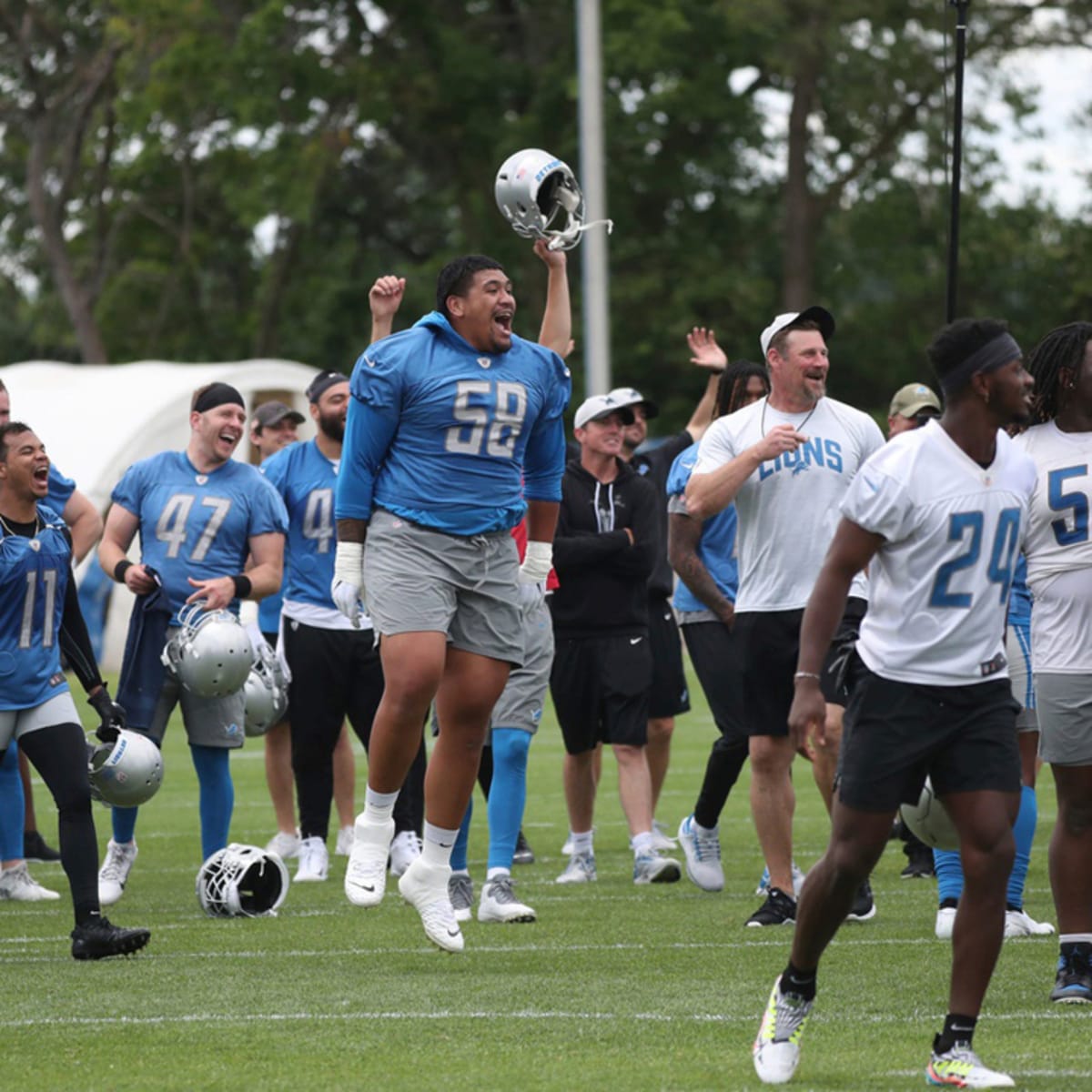 PFF Gives Surprising Rating for Penei Sewell, Taylor Decker