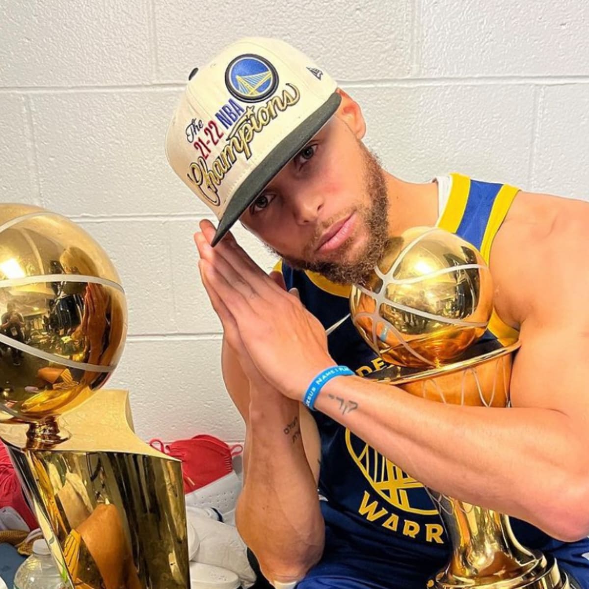 Touching moment tearful Warriors' Stephen Curry embraces his father after  winning fourth NBA title
