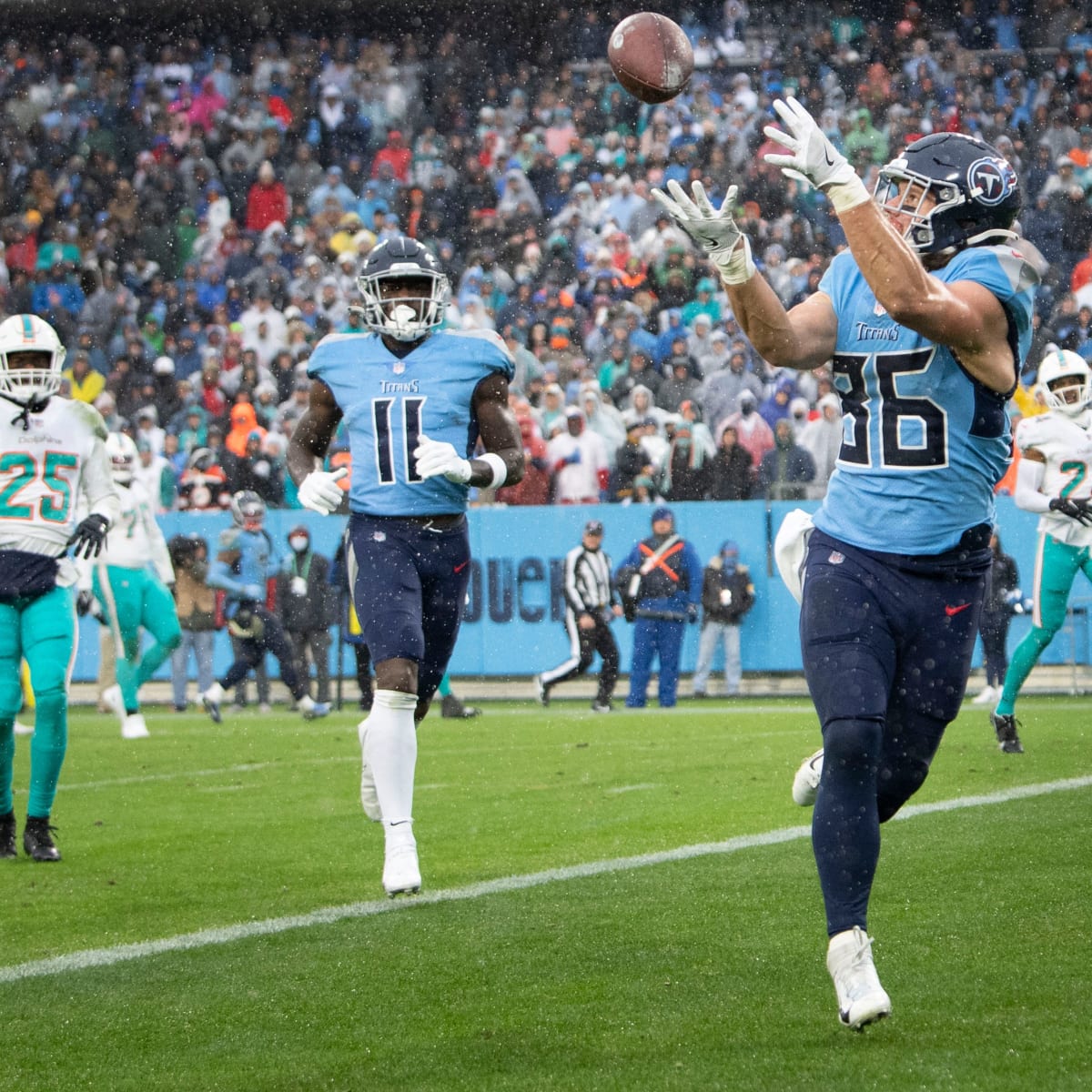 Titans bring back tight end Anthony Firkser