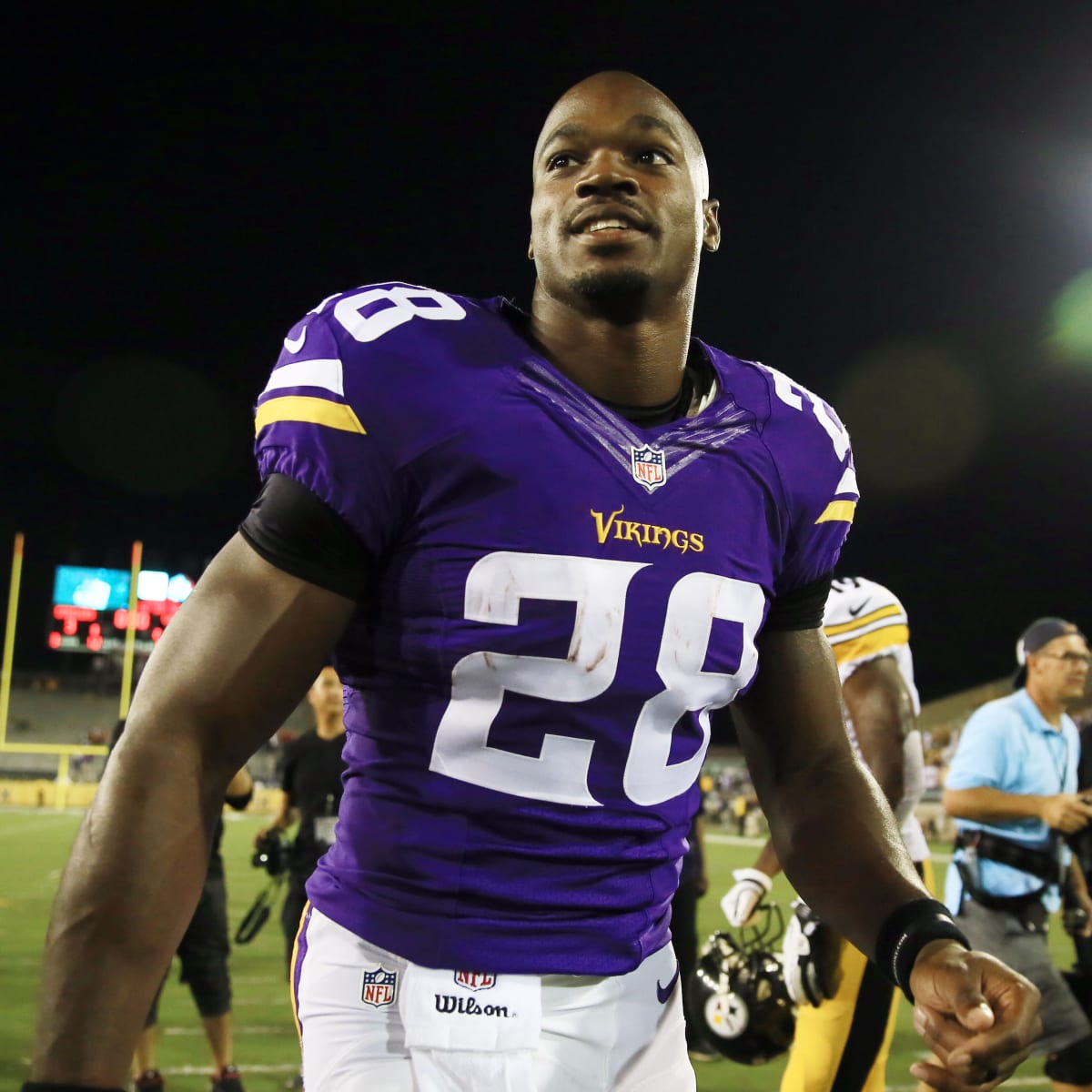 Le'Veon Bell Hopes to Use Fight with Adrian Peterson as Career Launching  Pad - Vikings Territory