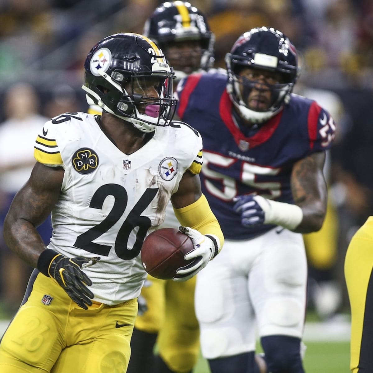 Le'Veon Bell says he won't play in NFL in 2022 while boxing; Adrian Peterson  still open to football 