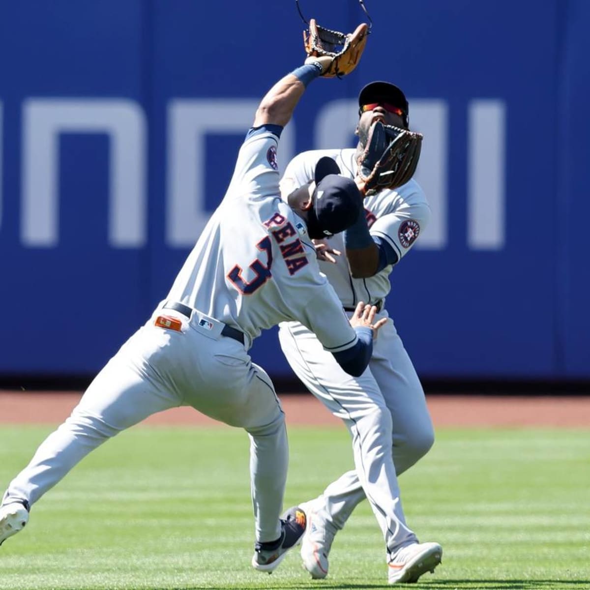 Astros' Alvarez, Pena leave with injuries after collision