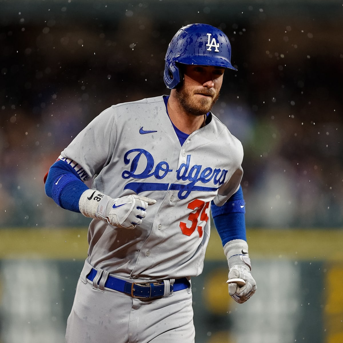 Cody Bellinger at Disneyland with adorable baby daughter! Takes