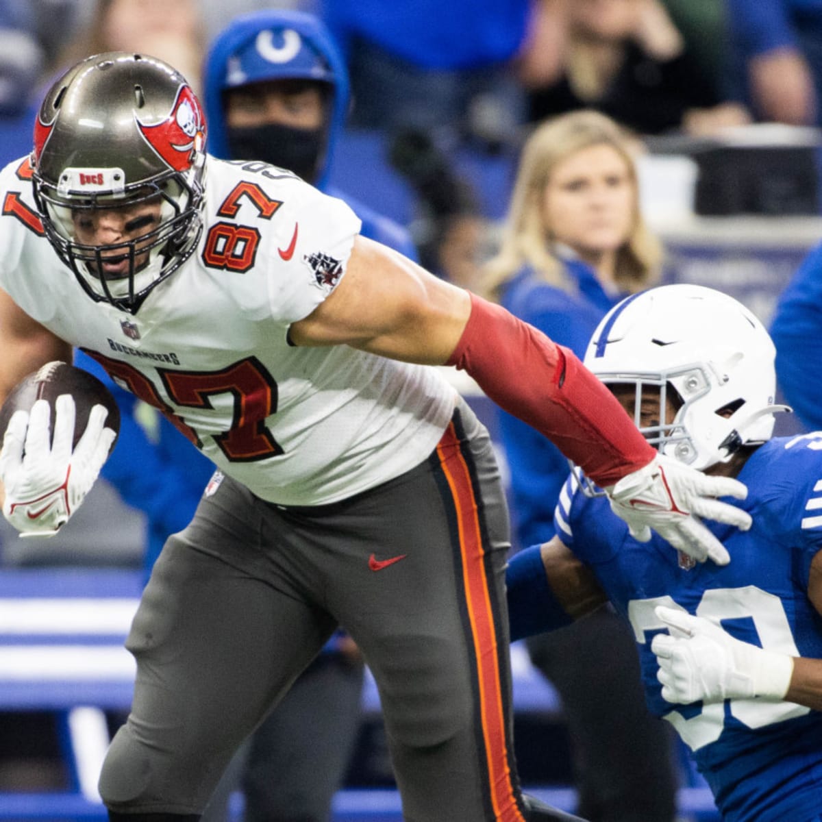 East Rutherford, New Jersey, USA. 2nd Jan, 2022. Tampa Bay Buccaneers tight  end ROB GRONKOWSKI (87) fends off the tackle of New York Jets outside  linebacker HAMSAH NASIRILDEEN (45) at MetLife Stadium