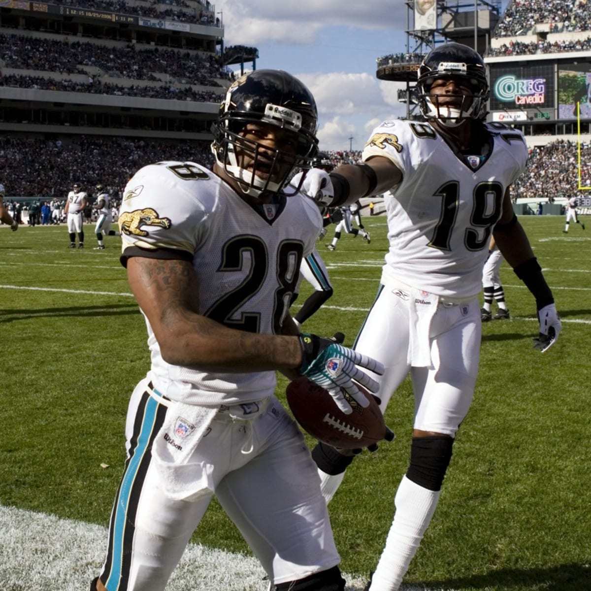 Jacksonville Jaguars runningback Fred Taylor (28) rushes against the  Tennessee Titans at LP Field in Nashville