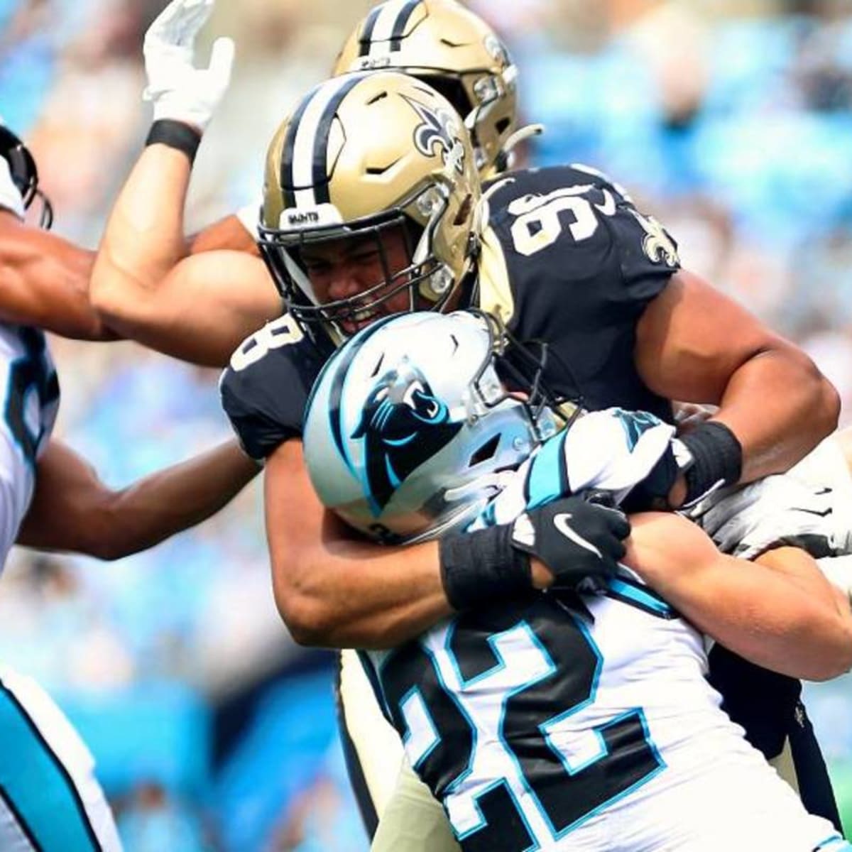 Christian Wilkins snatches Alvin Kamara's towel, gets smacked in the head