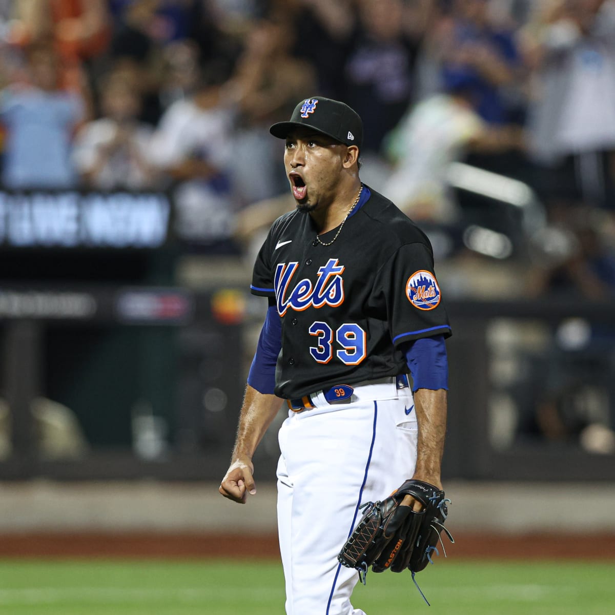 New York Mets on X: We've re-signed Edwin Díaz to a five-year contract  that runs through the 2027 season with an option for the 2028 season.  Welcome back, @SugarDiaz39!  / X