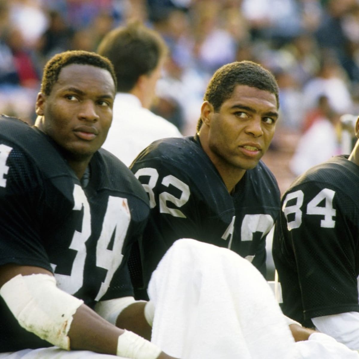 Los Angeles Raiders running back Bo Jackson (34) carries the ball after  taking handoff from quarterback Jay Schroeder (13) against the Kansas City  Chiefs, Sunday, Nov. 25, 1990, in Los Angeles. The