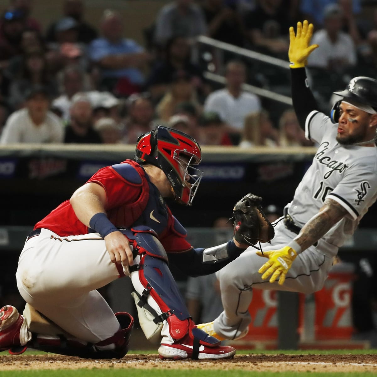 Johnny Cueto, White Sox hold off Twins