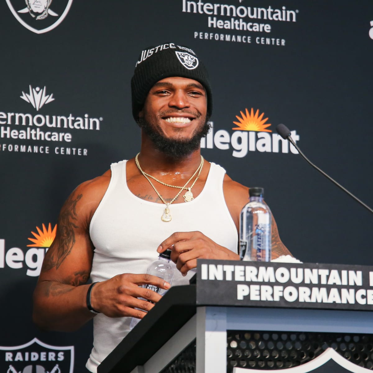 Raiders news: Las Vegas linebacker Denzel Perryman out for the season -  Silver And Black Pride