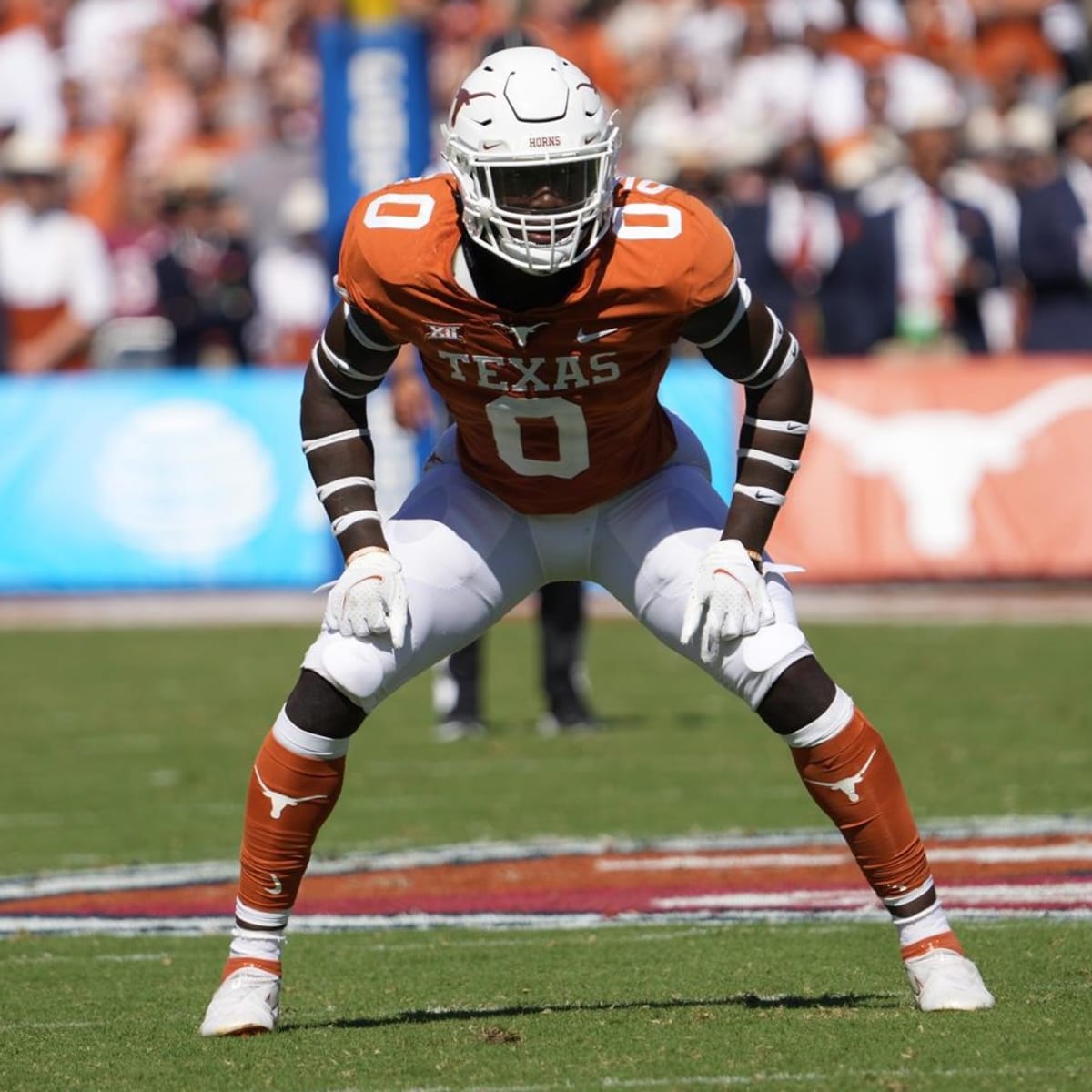 Texas linebacker DeMarvion Overshown declares for NFL Draft