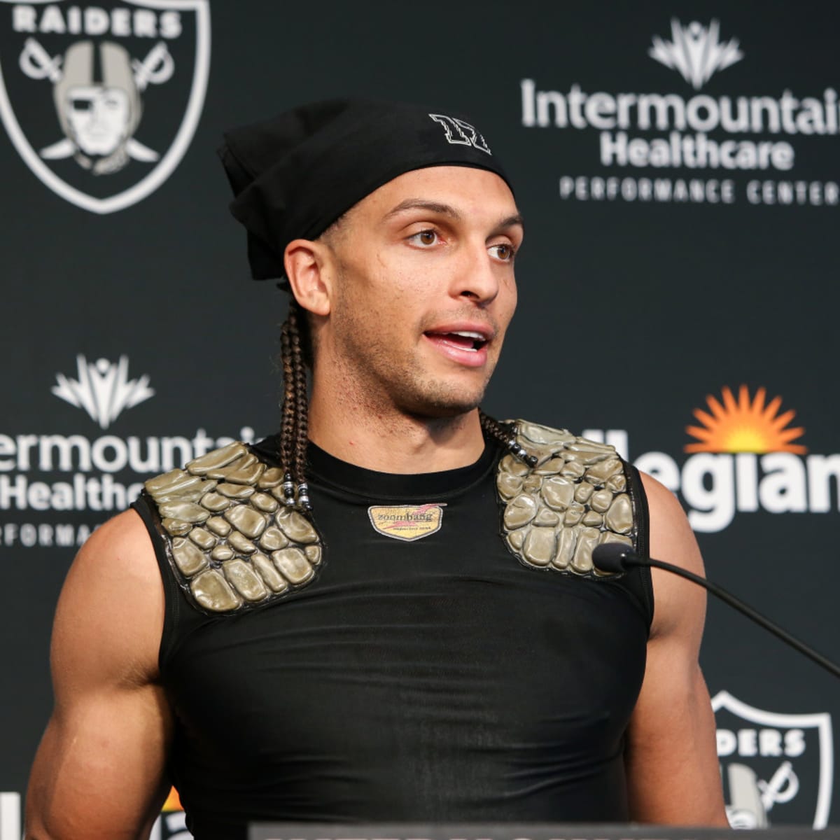 Video: Raiders' Mack Hollins makes impact with personality, production,  post-practice 'Mack Mile' - Tar Heel Times - 8/24/2022