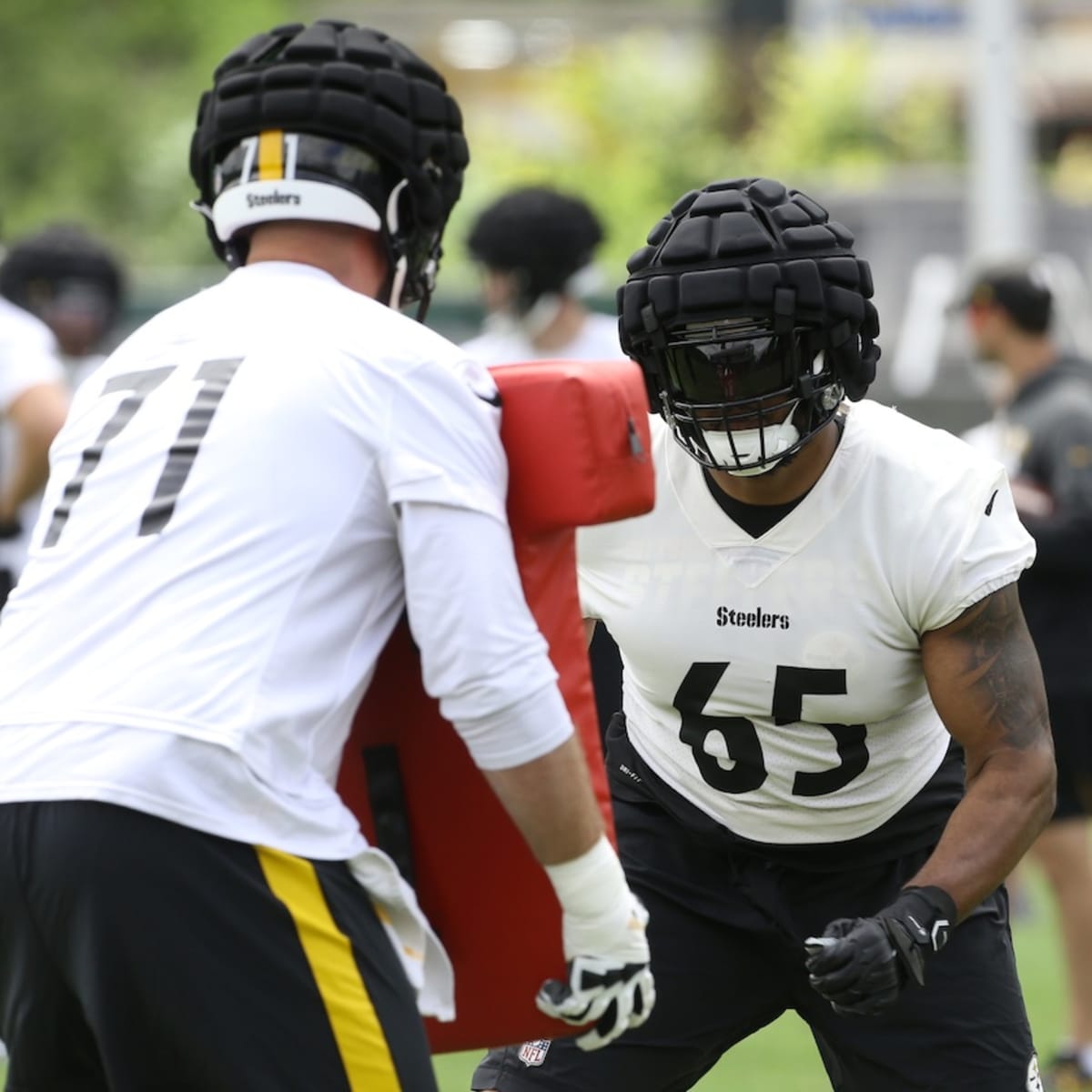 Dan Moore shifts left, Chuks Okorafor right as Steelers make