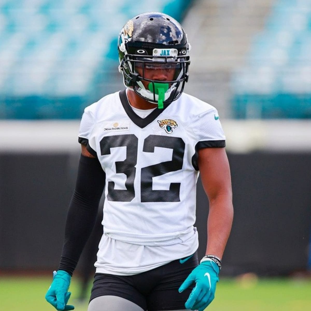 Greg Jones catches a pass during a drill at the Jacksonville Jaguars  training camp held at the Jaguars practice fields in Jacksonville, FL.  (Credit Image: © David Roseblum/Southcreek Global/ZUMApress.com Stock Photo  