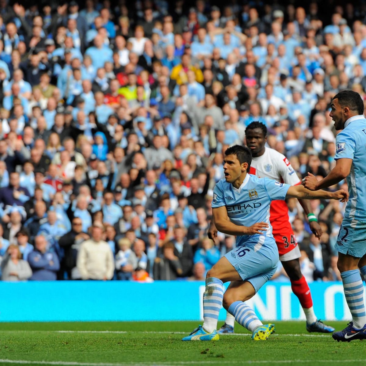 Gelsenkirchen, Deutschland. 20th Feb, 2019. jubilation Sergio AGUERO ( ManCity) after his goal to 0: 1, feature, photographed from behind, jersey  No. 10, gesture, gesture Soccer Champions League Eighth Final First Leg, FC