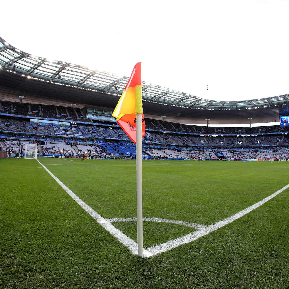 Uefa decide transferir final da Champions League da Rússia para França