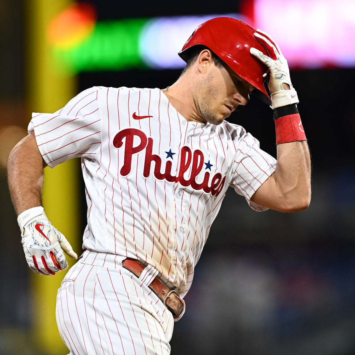 Phillies fall to Braves in extras after Kyle Schwarber drops ball