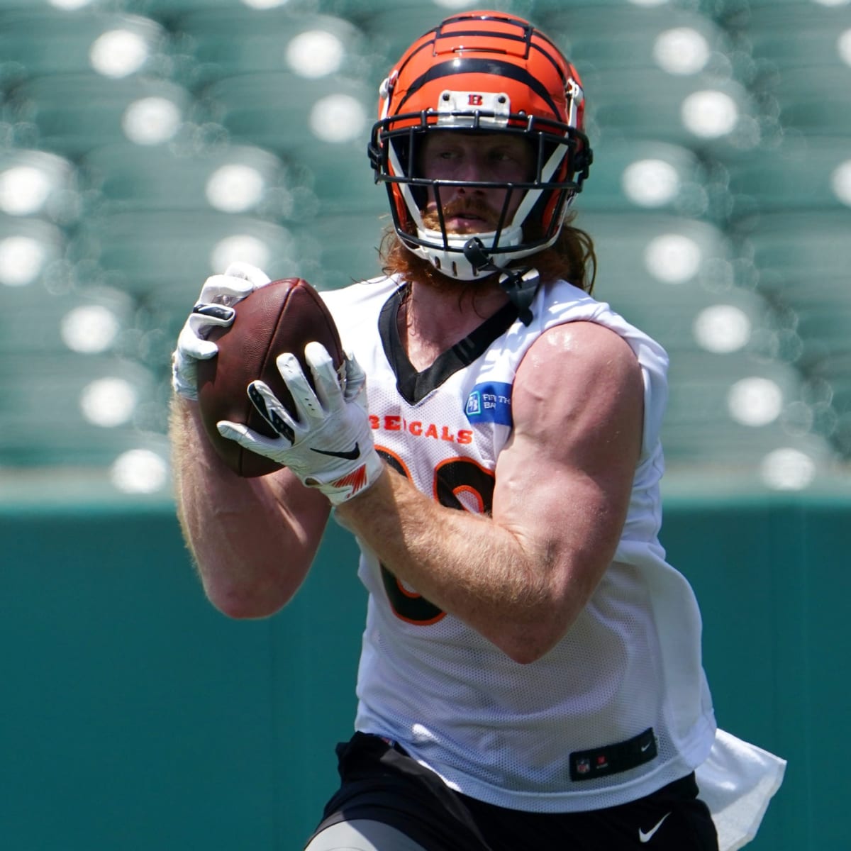 Hayden Hurst Injury: Bengals TE exits Chiefs game due to calf injury - Cincy  Jungle