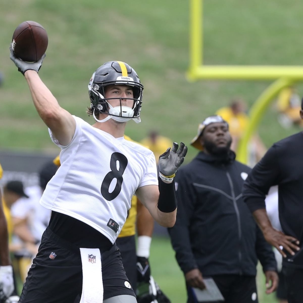 Steelers QB Kenny Pickett is dealing with a ridiculous 'controversy' - A to  Z Sports