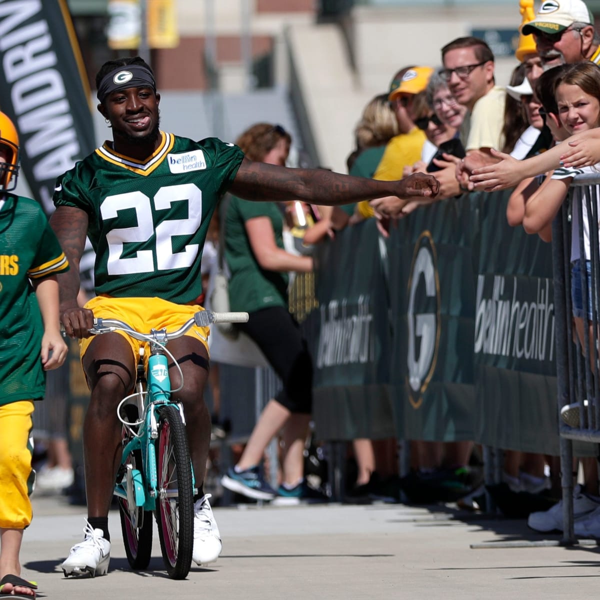 Aaron Rodgers Mentors Jordan Love During Drill At Green Bay Packers  Training Camp