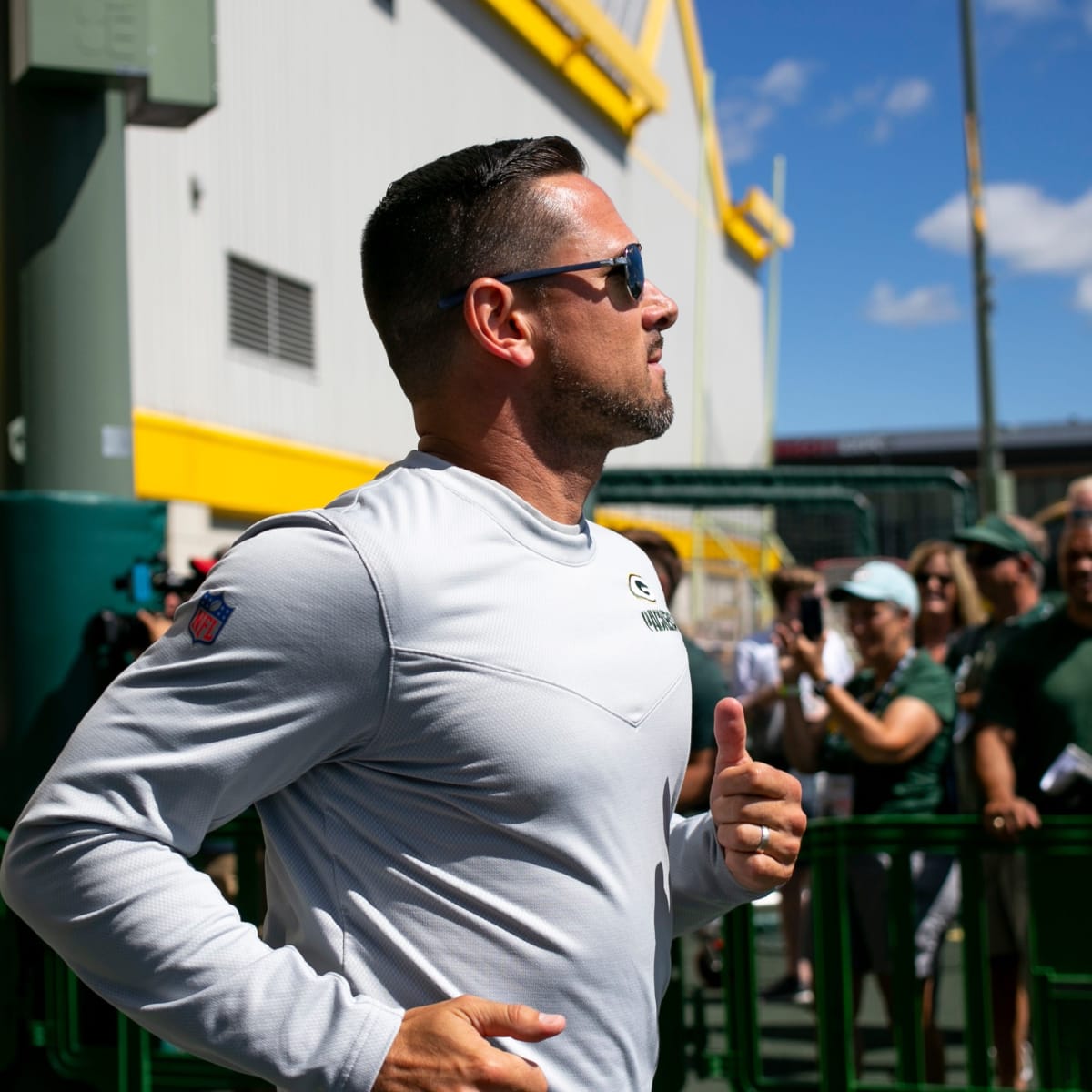 Students serenade Green Bay Packers' Doubs on Tailgate Tour