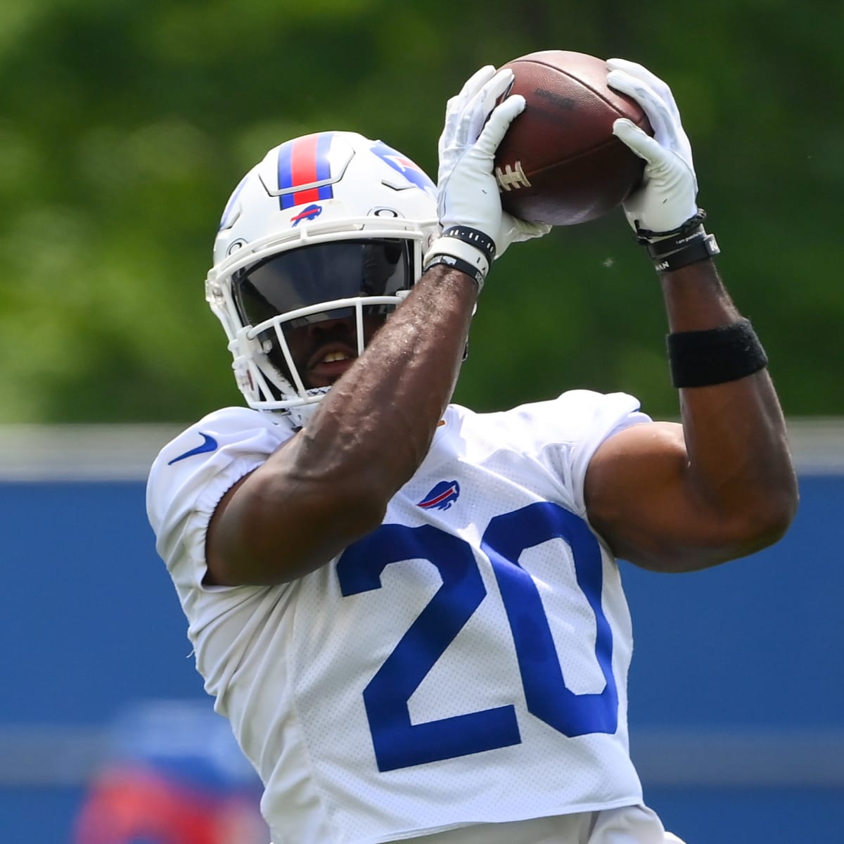 Josh Allen can throw a football over 100 yards, Bills running back Zack  Moss claims 