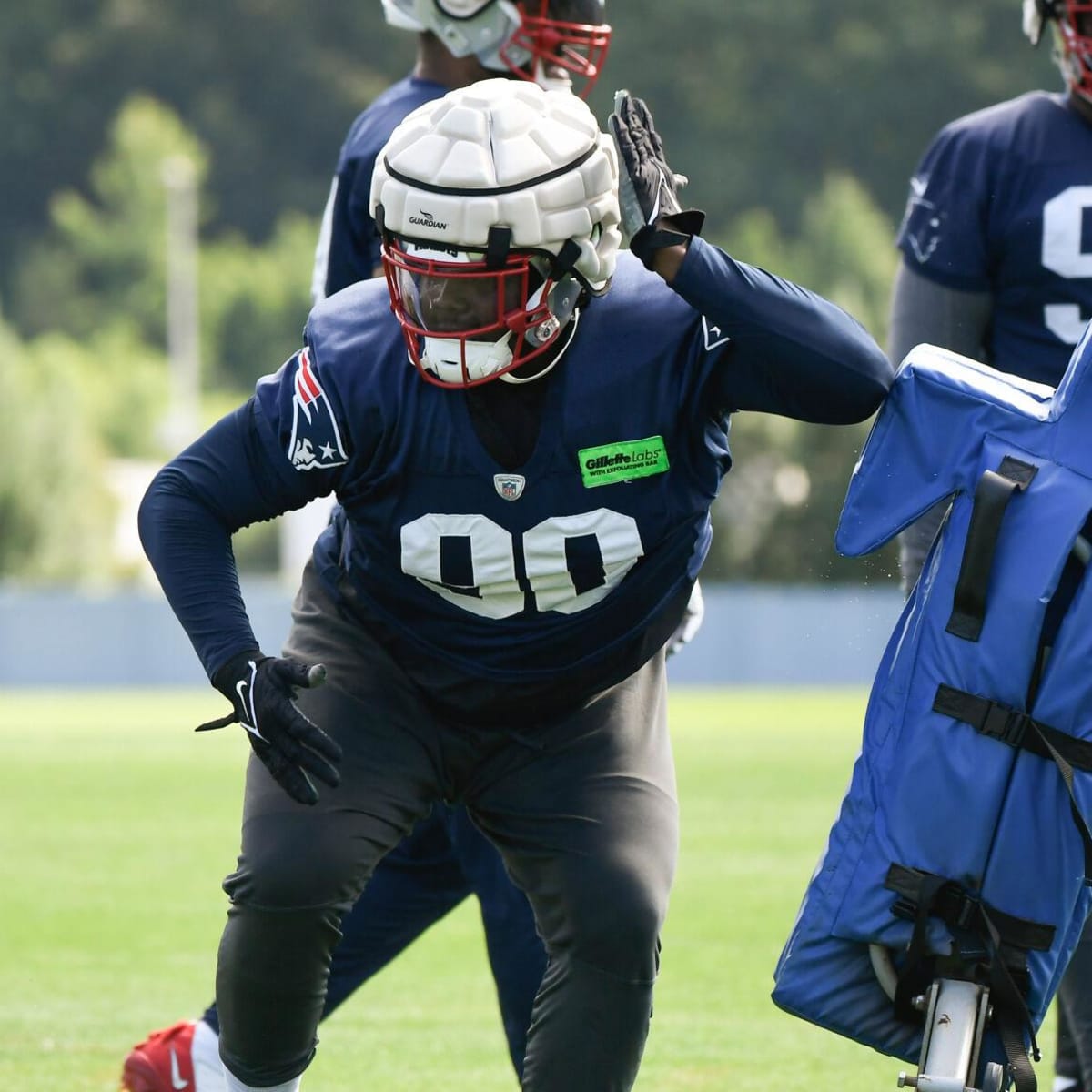 Christian Barmore (literally) picked Patriots teammate up in 1-on-1 drill 