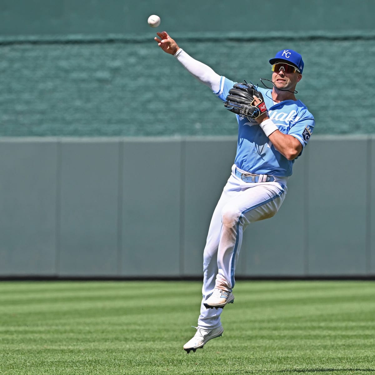 Whit Merrifield traded to the Blue Jays for two players