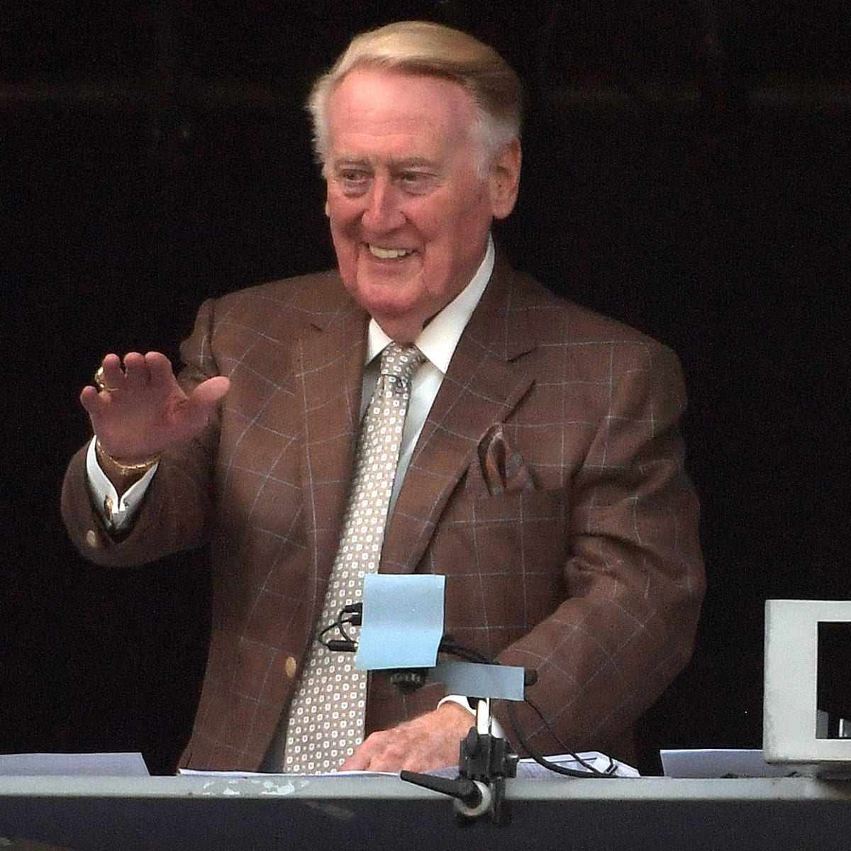 Highlight] Vin Scully's Masterful Call of the 10th Inning of Game