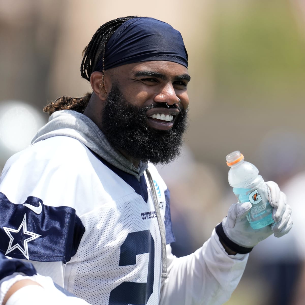 Cowboys RB Ezekiel Elliott: Wearing Emmitt Smith's No. 22 'would've been  kind of disrespectful'