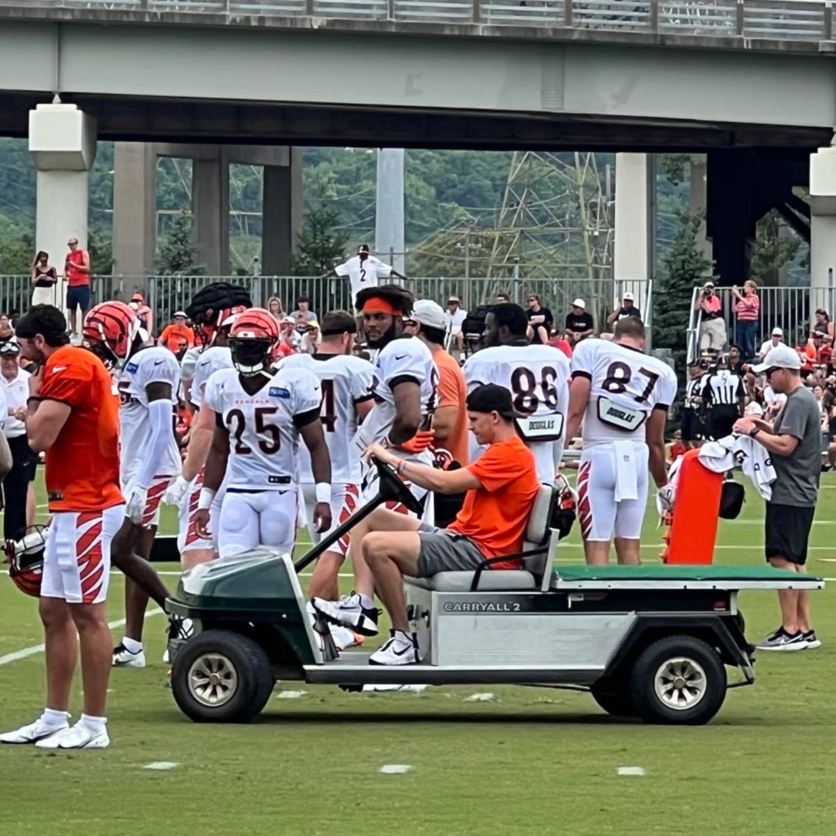 Cincinnati Bengals star Joe Burrow carted off practice field with