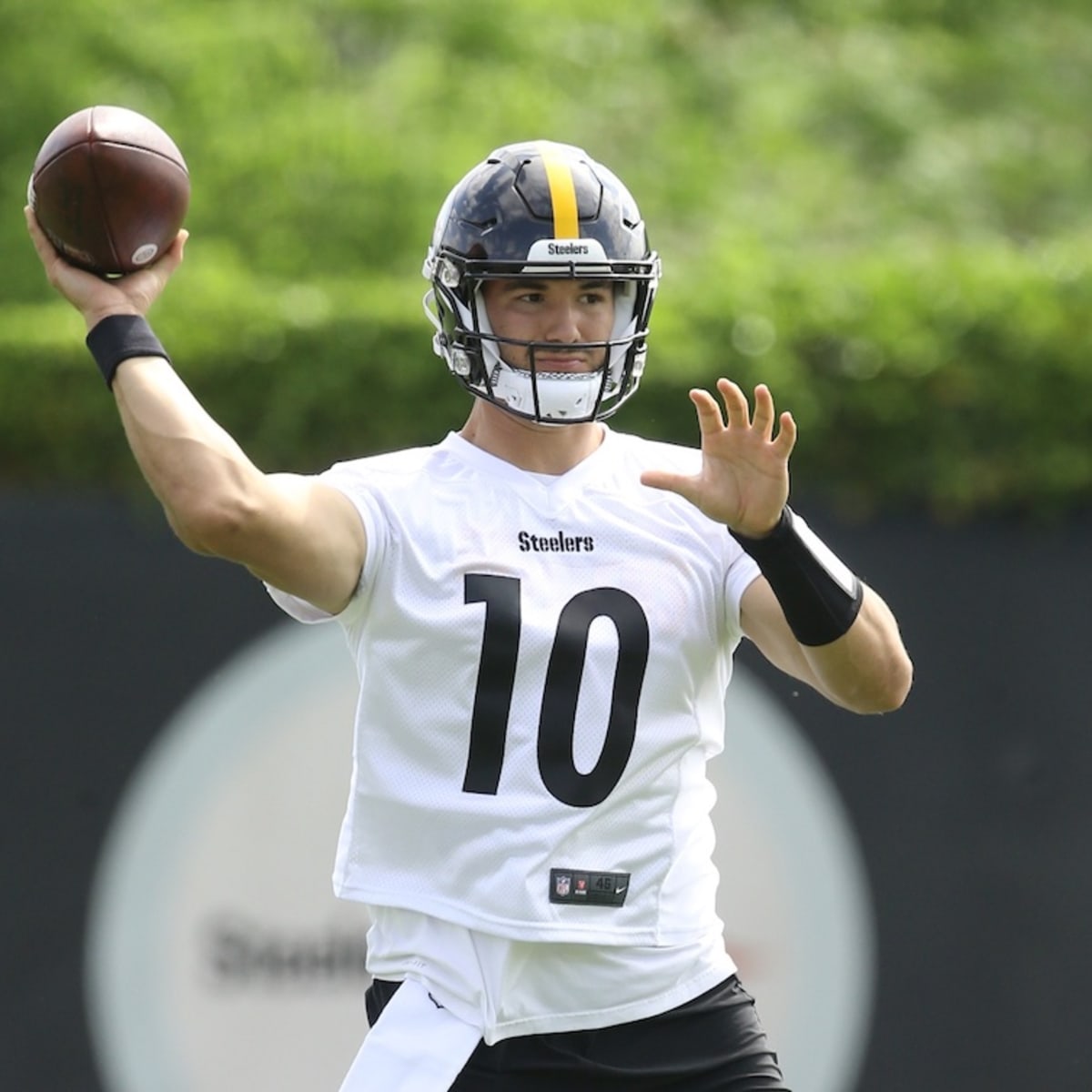 Steelers Want To Retain Mitch Trubisky, Open To New Mason Rudolph Deal