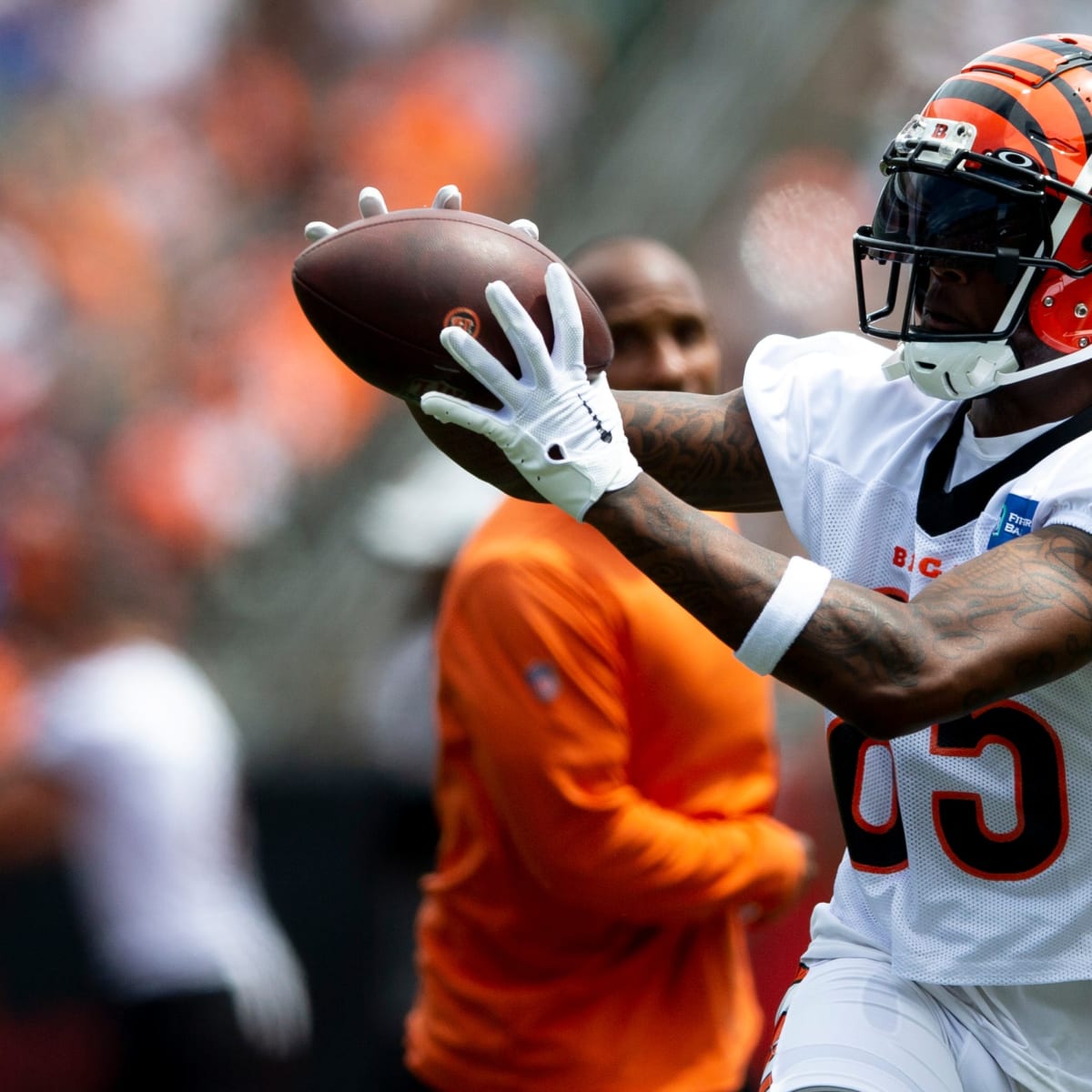 Bengals WR Tee Higgins holds himself out of team drills during training camp