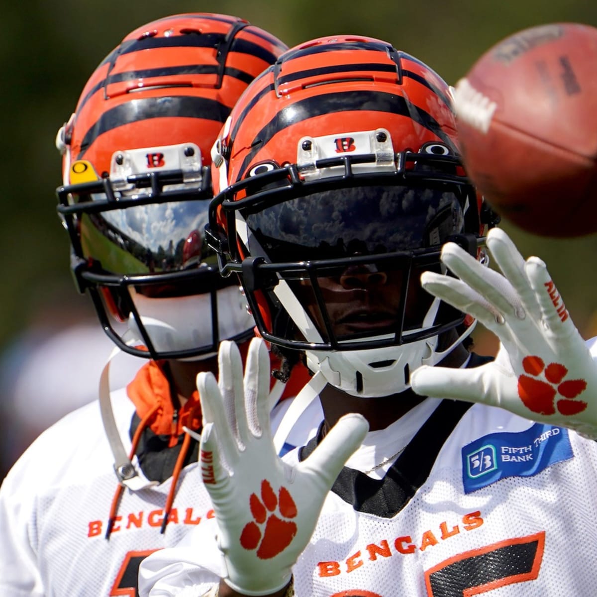 Cincinnati Bengals wide receiver Tee Higgins (85) carries the ball for a  touchdown during an NFL football game against the Kansas City Chiefs,  Sunday, Dec. 4, 2022, in Cincinnati. (AP Photo/Emilee Chinn