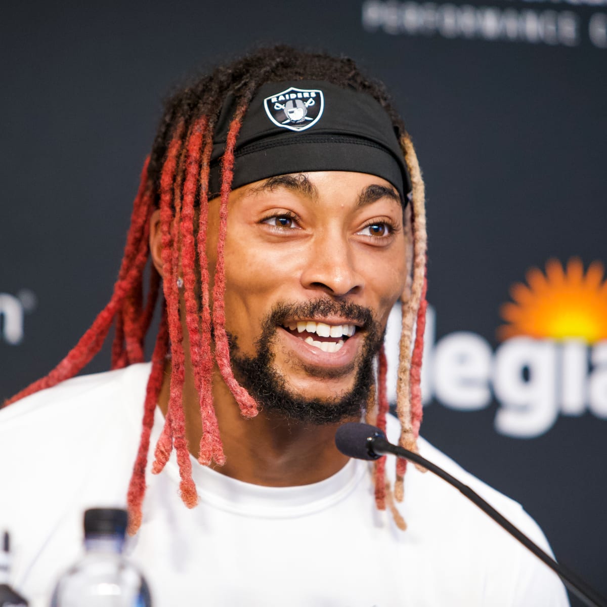 Las Vegas Raiders cornerback Anthony Averett (29) warms up before