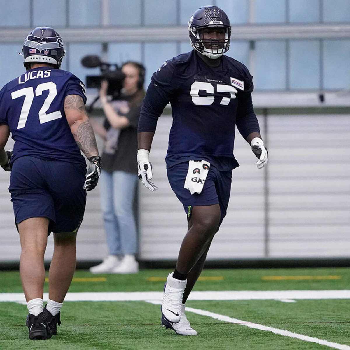 Seahawks offensive lineman Charles Cross projected to go from 'Starter to  Pro Bowler' in year two - Field Gulls