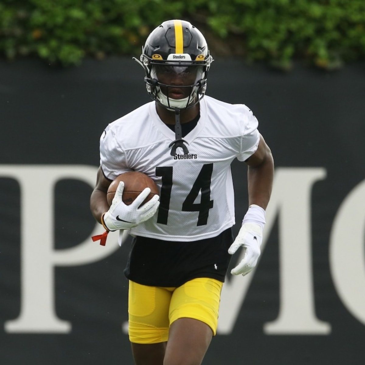 Kenny Pickett, George Pickens and Calvin Austin III wear their Steelers  uniforms for the first time