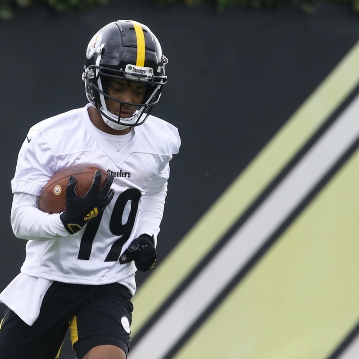 Steelers place rookie receiver Calvin Austin III on injured