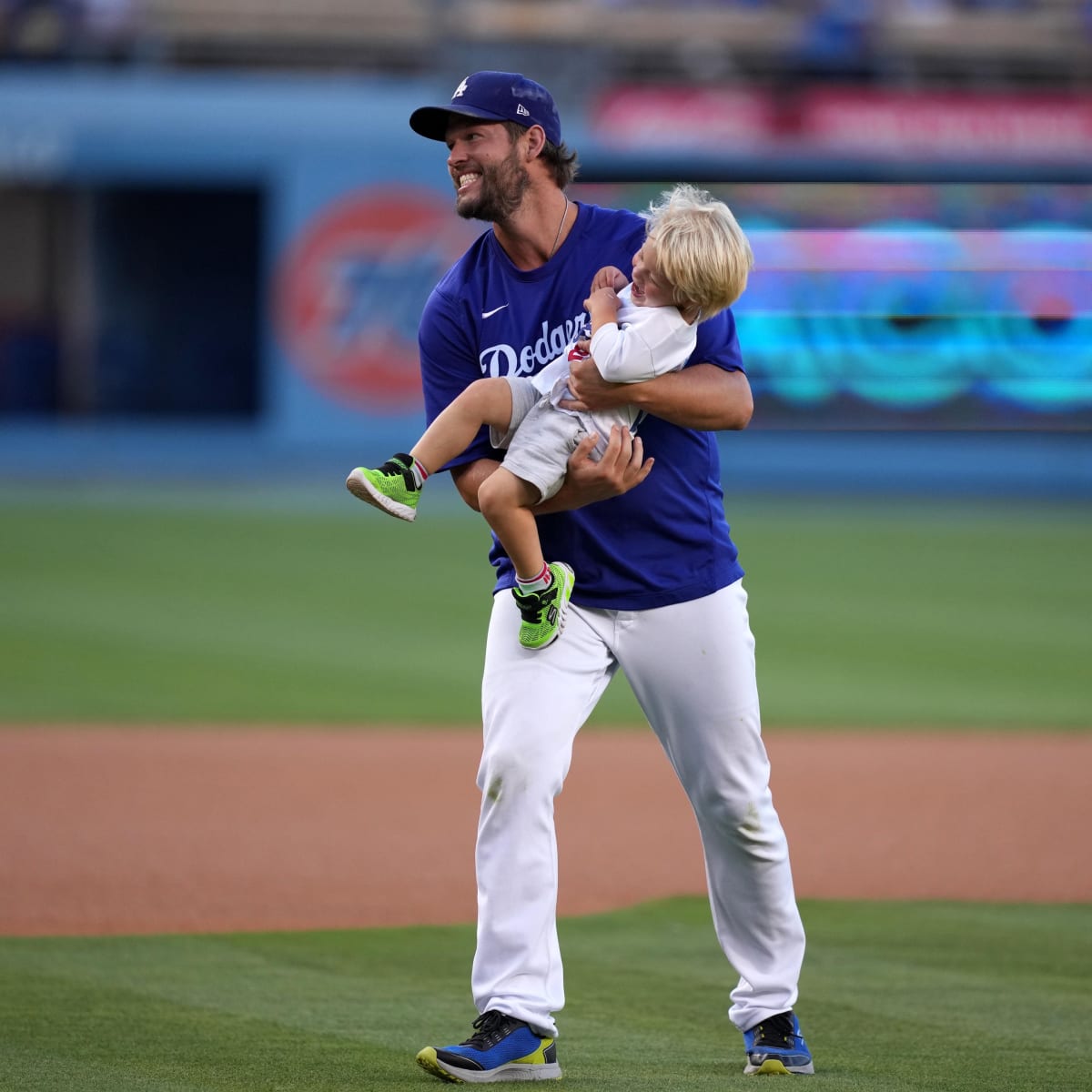 Dodger Clayton Kershaw gives back to kids in West Dallas