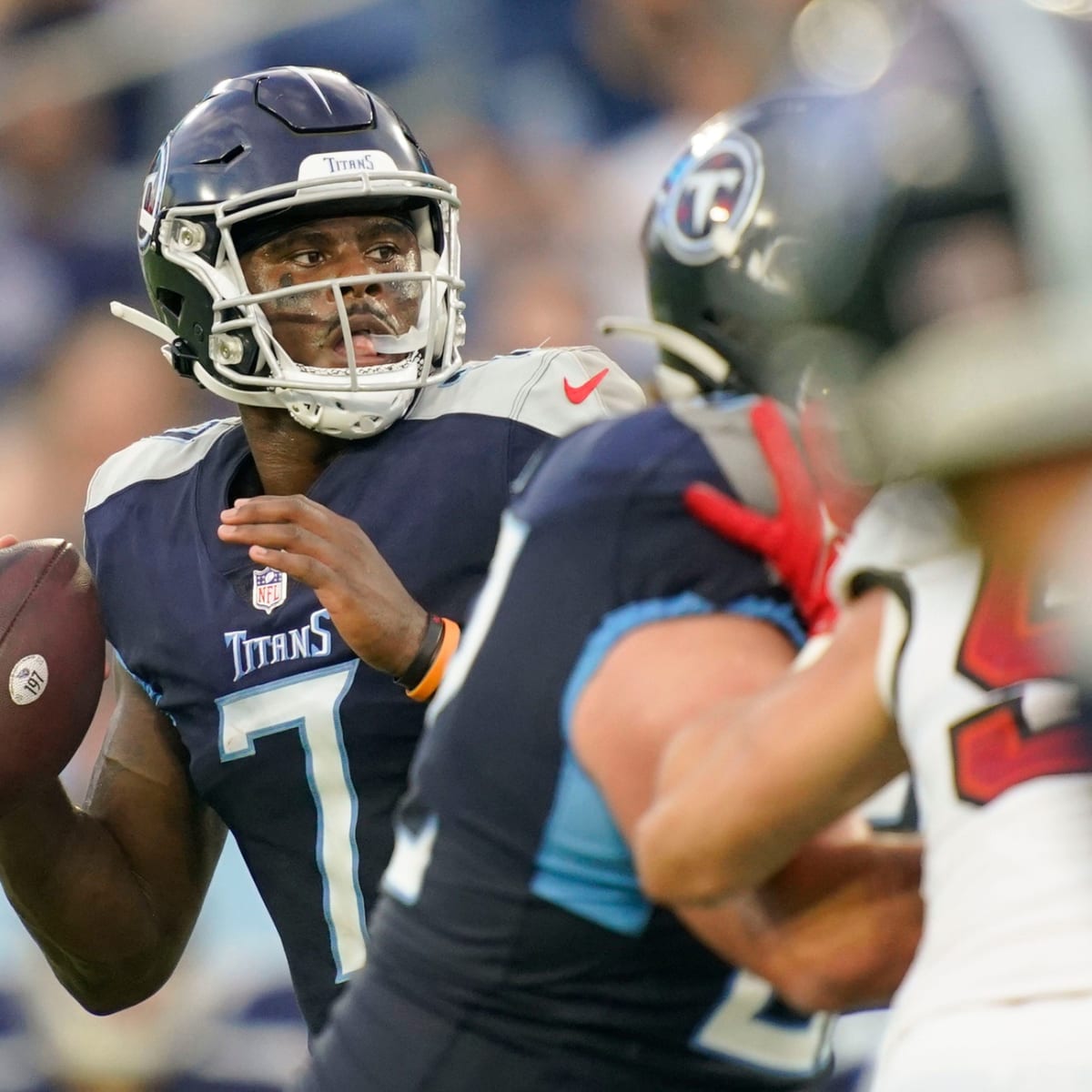 NASHVILLE, TN - AUGUST 20: Tennessee Titans quarterback Malik Willis (7)  attempts to elude the Tampa Bay defenders during the Tampa Bay  Buccaneers-Tennessee Titans Preseason game on August 20, 2022 at Nissan