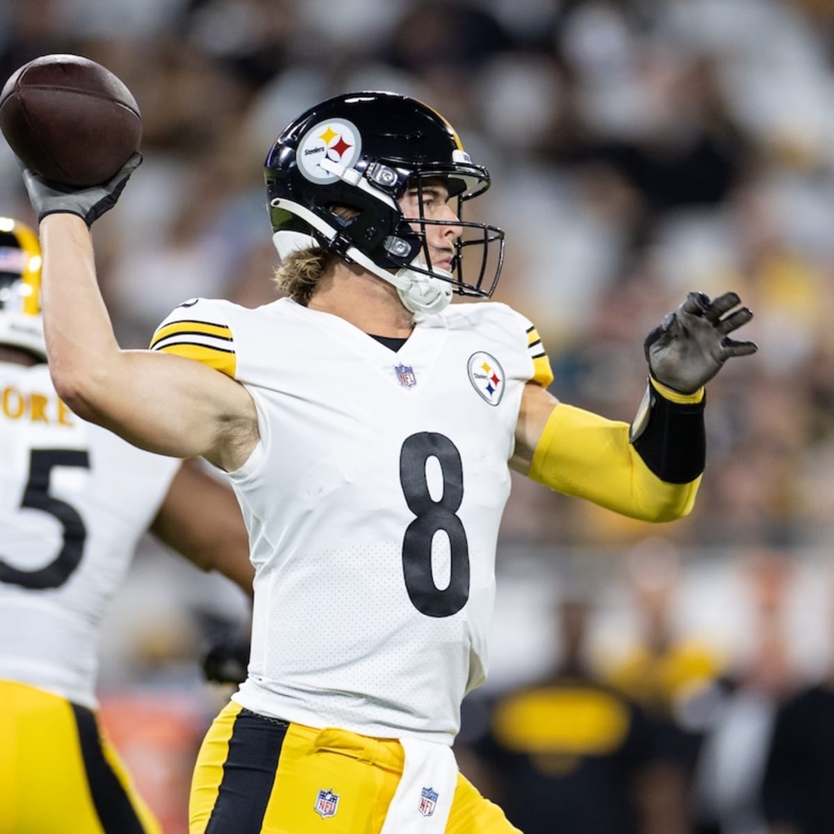 Photo: Steelers Kenny Pickett Throws in Fourth Quarter of 13-10 Win -  PIT2022122414r 