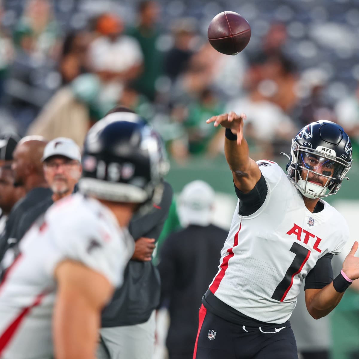 Photo: Atlanta Falcons' quarterback Marcus Mariota (R) fixes helmet of  teammate Olamide Zaccheaus Before Game Against the Rams - LAP2022091802 