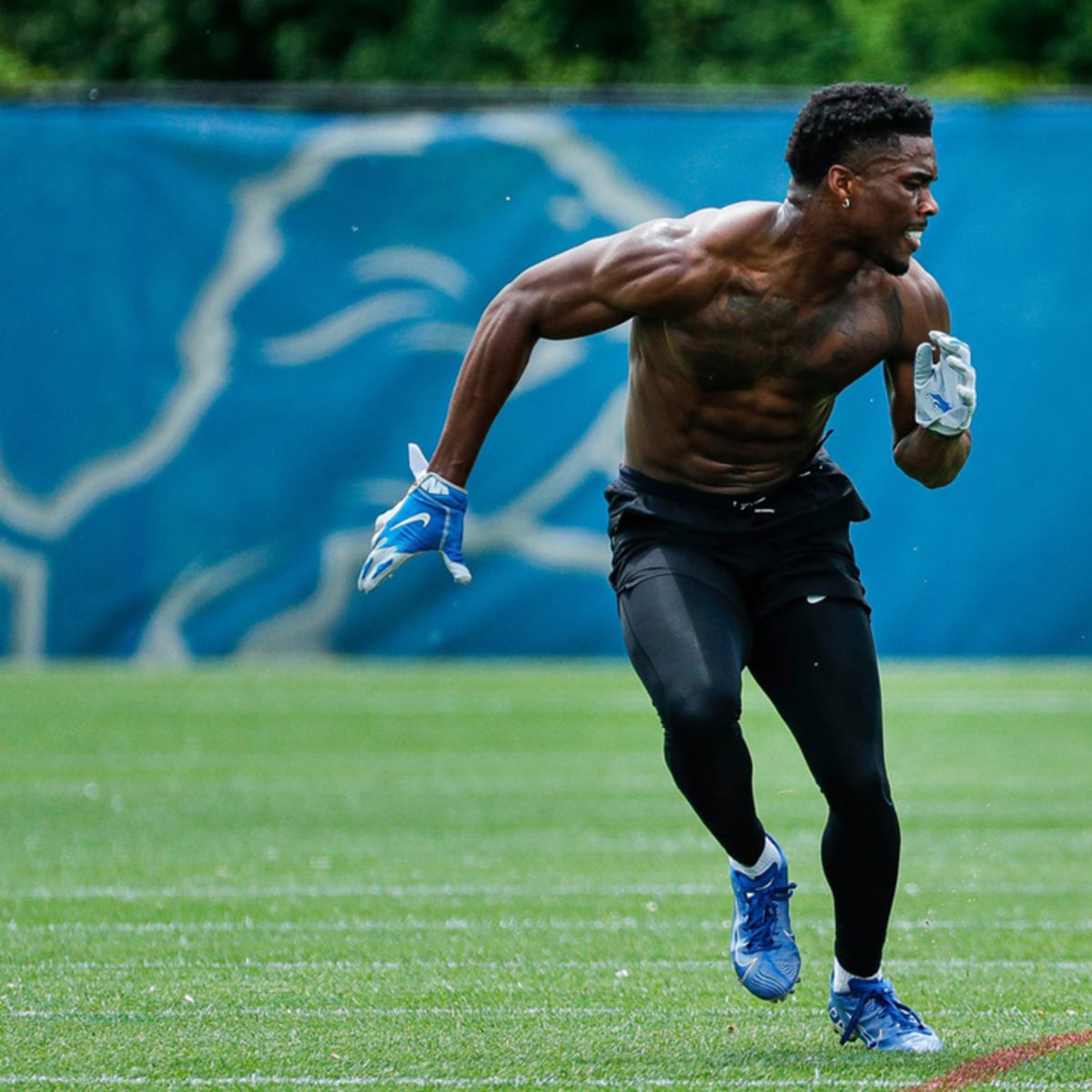 Detroit Lions Corner Back Dre Bly (32) during pregame stretching at  Gillette Stadium where the New