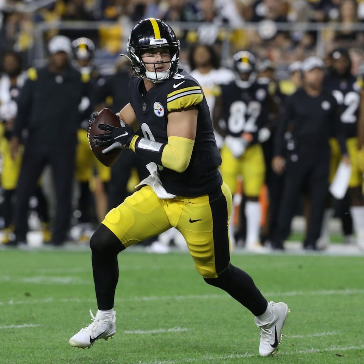 PITTSBURGH, PA - NOVEMBER 13: Pittsburgh Steelers quarterback Kenny Pickett  (8) looks on during the national football league game between the New  Orleans Saints and the Pittsburgh Steelers on November 13, 2022