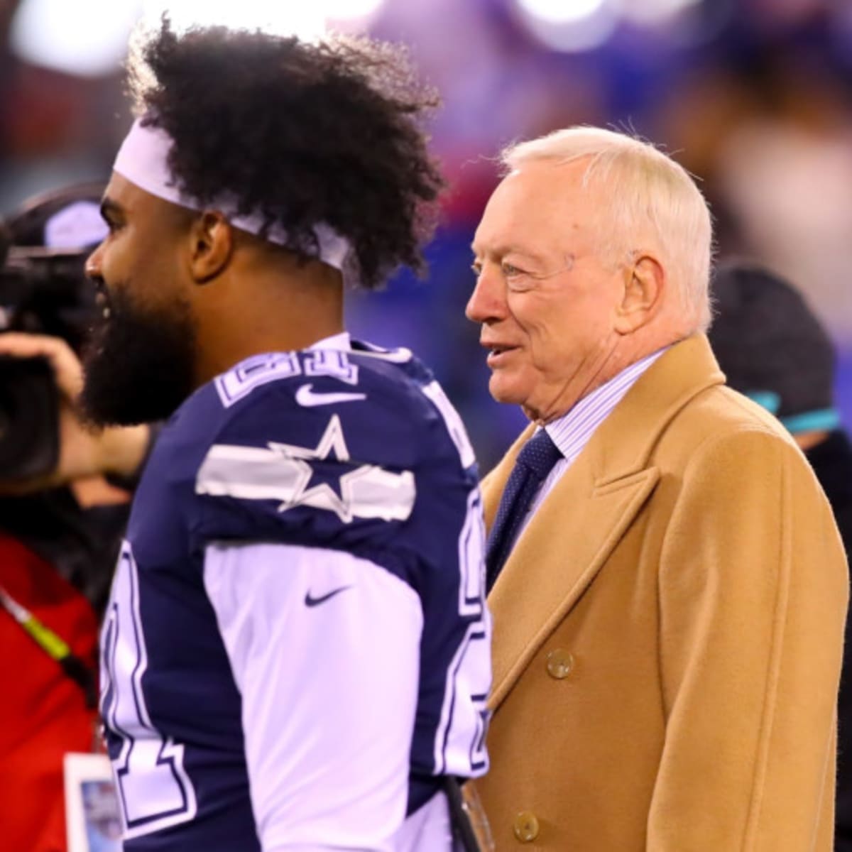 Jerry Jones Gives Ezekiel Elliott 'Zeke Who?' Shirt [LOOK]