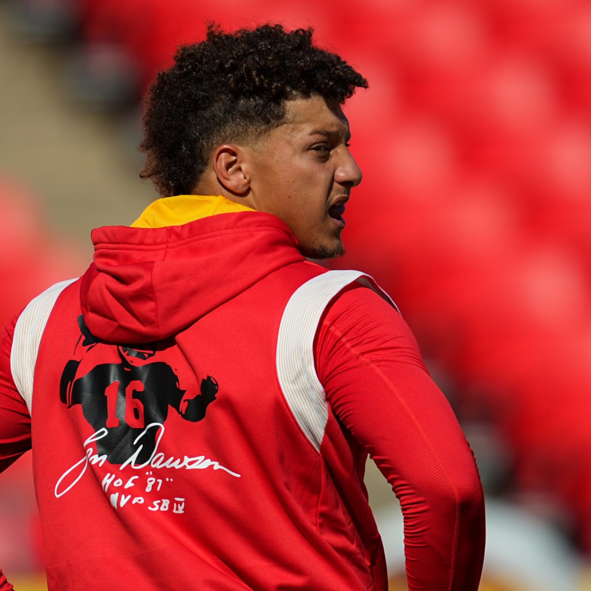 NFL Fans Find It Hard to Hold Back Tears as Patrick Mahomes and Chiefs Bid  an Emotional Goodbye to Late Kansas City Legend Len Dawson -  EssentiallySports