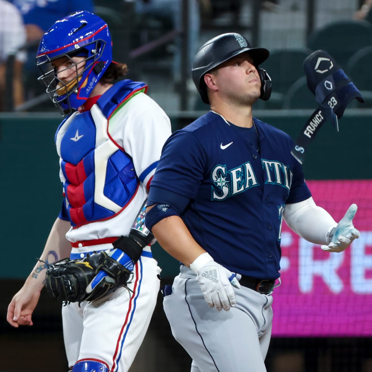 Mariners' Ty France leaves game after collision at first