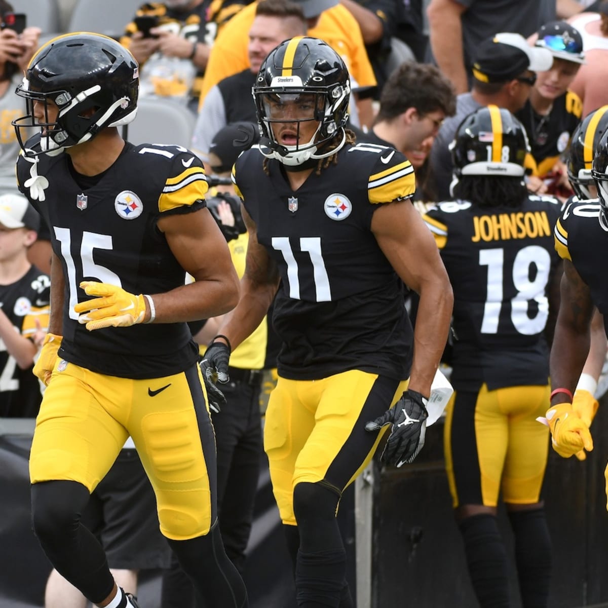 Pittsburgh Steelers defensive end DeMarvin Leal during an NFL football game  against the New York Jets at Acrisure Stadium, Sunday, Oct. 2, 2022 in  Pittsburgh, Penn. (Winslow Townson/AP Images for Panini Stock Photo - Alamy