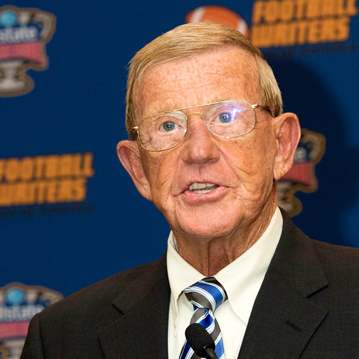 Lou Holtz Said Brian Kelly Never Responded to His Letters at Notre Dame -  Sports Illustrated