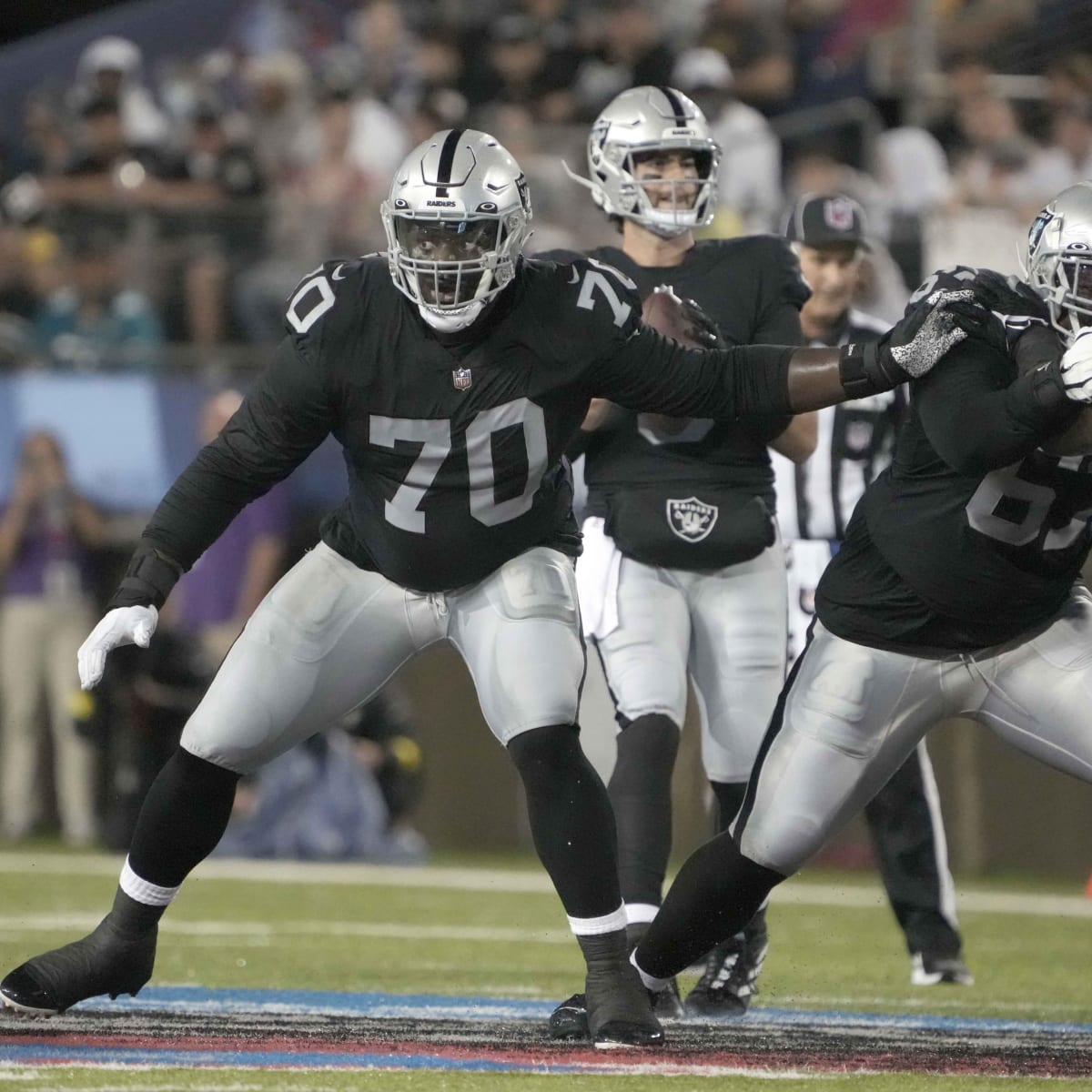 Raiders rookie Alex Leatherwood struggling to live up to draft position -  Las Vegas Sun News